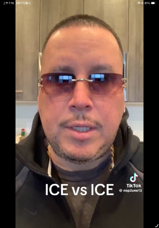 🚨皮肤原罪，种族原罪即使你是ICE也难以摆脱一名下班的 ICE 探员昨天在加油站加油时被 ICE 抓走了，他们不听他解释，也不看他的证件，就像他一直在做的那些人一样！因果报应一定很糟糕，因为出卖灵魂也帮不了他这下真的学习墙国了😎 匿名投稿