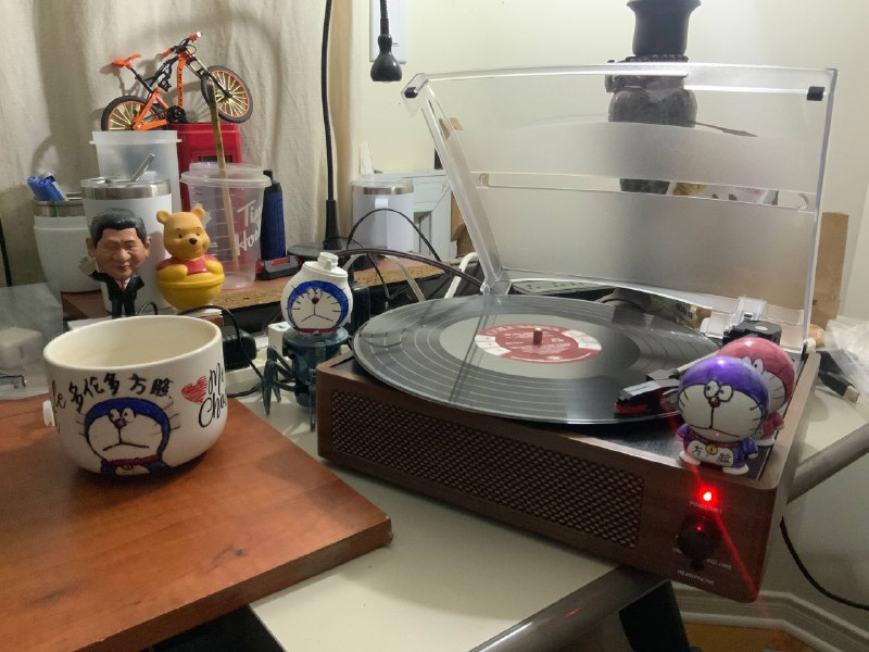 北美这里的二手超市，商品基本都是自发捐赠，一部分收入会被用作慈善，附近的垃圾桶附近里也经常能碰碰运气，许多人死在附近，这不捡到个别人不要的点唱机👤 来自