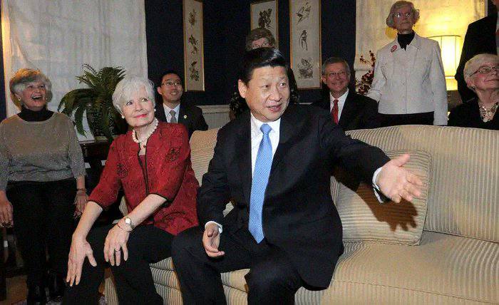 后排左三 习近平同志1985年，32岁的习近平第一次踏上美国，遇到了金发碧眼、中文流利的莎拉·兰德