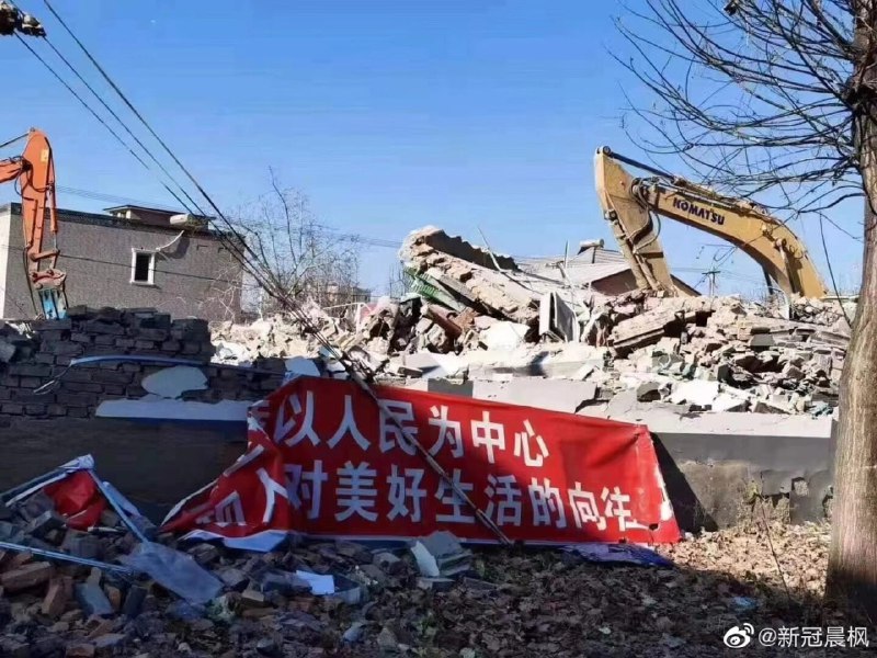寒冷的冬天，家园被毁，小孩子还不明白发生了什么…图一发生的地点不详，图二是北京最近的强拆