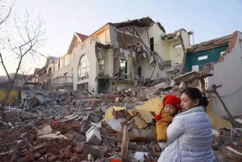 寒冷的冬天，家园被毁，小孩子还不明白发生了什么…图一发生的地点不详，图二是北京最近的强拆