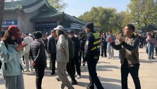 两三百位民众星期二（3月28日）早上来到南京中山陵，希望能见到台湾前总统马英九，但多数人都被挡在陵园门外