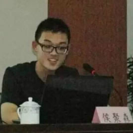 穷傻逼你妈在路上被200条狗同时插爆b，流的满路黑紫色的血，还有你妈烂掉的半边b，你妈老臭屄爬着到路边几顿狗屎里拿着一根根比你短小的像针一样的b粗数万倍的狗屎，一根根塞下你妈那烂得像马蜂窝的半边b里，才剩下满脑子屎的狗头人身的杂种，那个人就是你飞妈呢——侯聚森 今年7月22日是爱党青年侯聚森少佐被习脑后在网站上通过在互联网瞎骂高强度维护中共政权及其党魁习包子，随后被正义人士甩棍开瓢的第十年