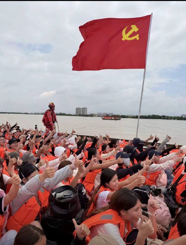 演员身上的白衣服比我