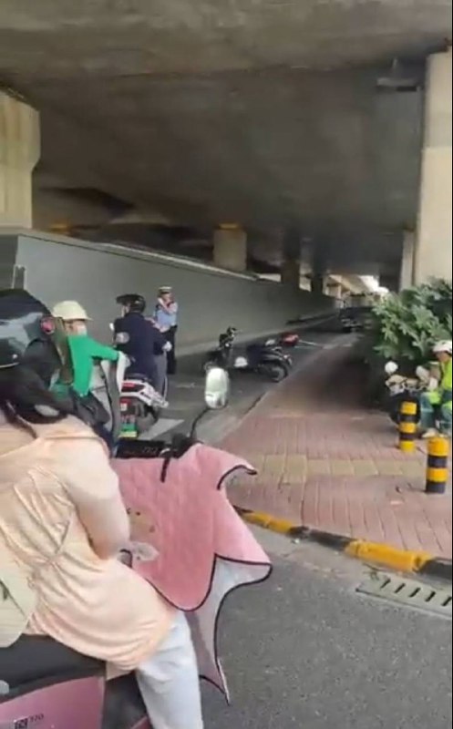 苏州昨天戒严吗？立交桥下每个桥墩坐着一个黑衣人立交桥上所有车辆被两百米外的一辆警车堵住下午有那么1小时 有部分路段人行道也被封锁，不让步行市民，电动车自行车通行投稿by