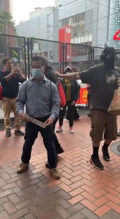 共匪使用胡椒喷雾袭击抗议者共匪使用胡椒喷雾袭击抗议者