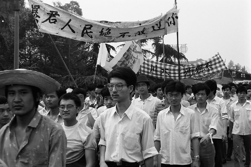 #辱华反华分子介绍380 成都1989反革命集团1989年春天，在成都市中心的天府广场，一些学生聚集在毛主席塑像前举行抗议活动