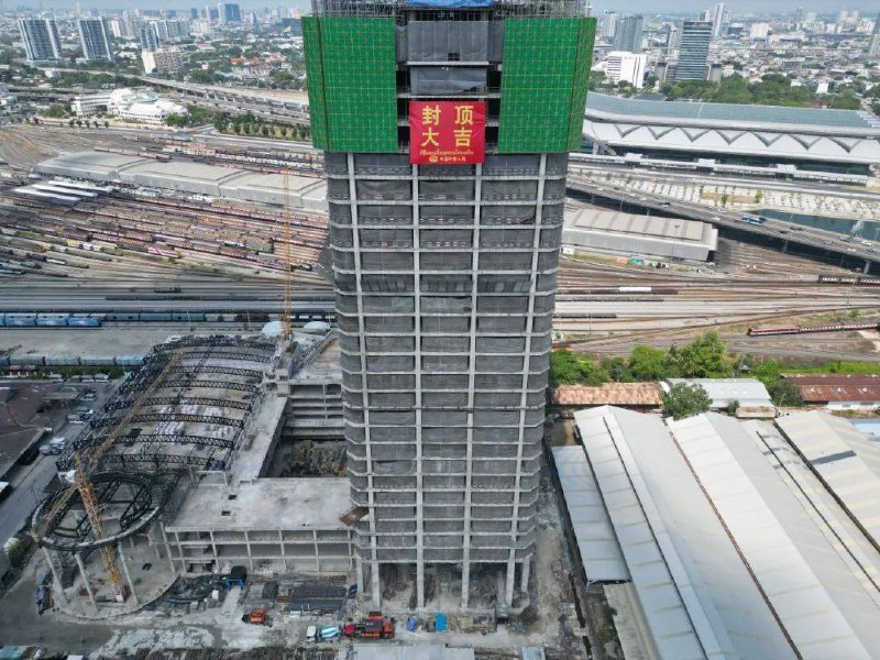 2024年3月31日随着最后一方混凝土浇筑成功，中铁十局城建公司承建，全局首个海外走高层建筑，泰国新建审计局办公大楼，主体结构顺利顶！一年后的今天，距离1000公里外的缅甸地震，别人都没倒，它倒了，中国基建太强悍！By