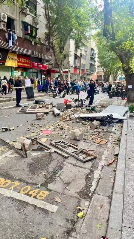 11月21日广州海珠区，一名男子持刀与警察对峙，最后寡不敌众被制服🫡By