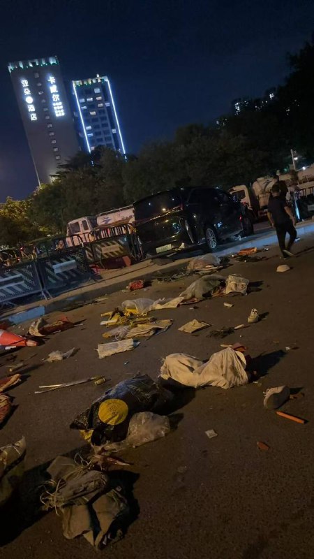 9月2日晚上，广州市海珠区工业大道发生汽车撞人事件，小车在右侧单车道加速直撞，现场多人受伤倒地🕶️ 匿名投稿#世界上最安全的国家9月2日晚上，广州市海珠区工业大道发生汽车撞人事件，小车在右侧单车道加速直撞，现场多人受伤倒地🕶️ 匿名投稿#世界上最安全的国家