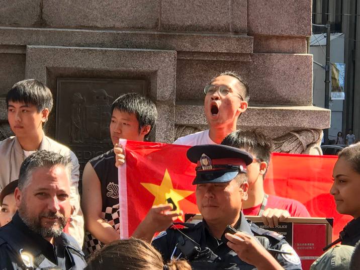 今天，约三百小战狼现身多伦多的撑香港反暴政集会撒野……撑香港的民众约有一千人双方口号和歌声此起彼伏场面暴烈几度发生冲突……战狼们一如既往唱着“我们冒着敌人的炮火前进前进前进进”撑香港的民众则以加拿大国歌回应后来居然有小战狼开着豪车到场捣乱被警方驱离……小战狼你们使劲表现吧……👤 来自