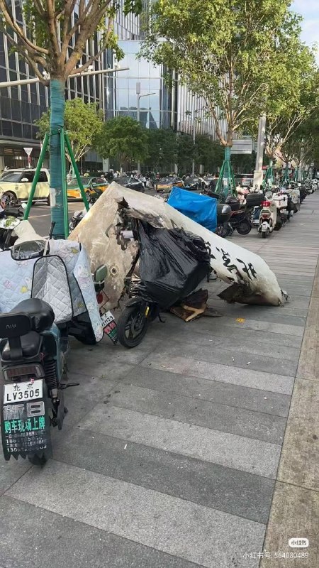 该三张图片据网络消息为一架小型飞机撞上中国尊😎 匿名投稿该三张图片据网络消息为一架小型飞机撞上中国尊😎 匿名投稿