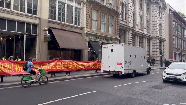 英国法院裁定香港经贸办间谍案 卫志梁监禁十年、袁松彪八年 有港人在法庭外拉起横幅