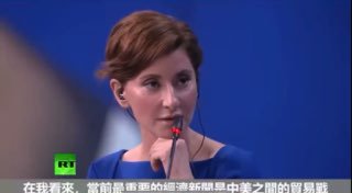 中韩两国领导人的对比，韩国总统尹锡悦可以毫无压力地英文演讲，习近平则必须依赖于事先准备的小本本，难怪习近平心理畸形，无法融入世界、处处和欧洲、东北亚、太平洋地区伙伴闹矛盾，习近平无时无刻都在展现一个地痞小流氓的特质