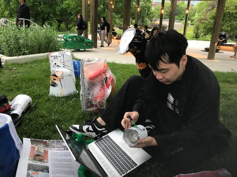 多伦多大学内的64纪念活动，我们在这个展位义卖指甲油涂的坦克人杯子，所有收入都会捐掉，方脸也在帮忙上色，今年反响很好卖出了一大半，欢迎明年继续光顾👀众筹反共，冲鸭👤 来自