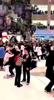 习总书记引领女孩子开