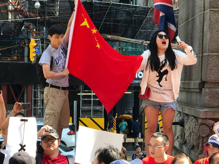 今天，约三百小战狼现身多伦多的撑香港反暴政集会撒野……撑香港的民众约有一千人双方口号和歌声此起彼伏场面暴烈几度发生冲突……战狼们一如既往唱着“我们冒着敌人的炮火前进前进前进进”撑香港的民众则以加拿大国歌回应后来居然有小战狼开着豪车到场捣乱被警方驱离……小战狼你们使劲表现吧……👤 来自