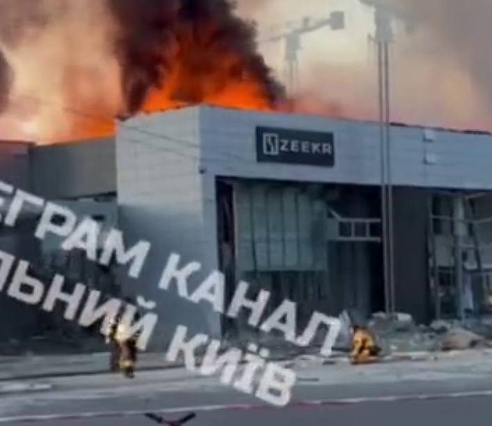 位于基辅的一家中国极氪（ZEEKR）汽车门店被俄罗斯导弹击中，最终建筑化为灰烬😎 匿名投稿位于基辅的一家中国极氪（ZEEKR）汽车门店被俄罗斯导弹击中，最终建筑化为灰烬😎 匿名投稿