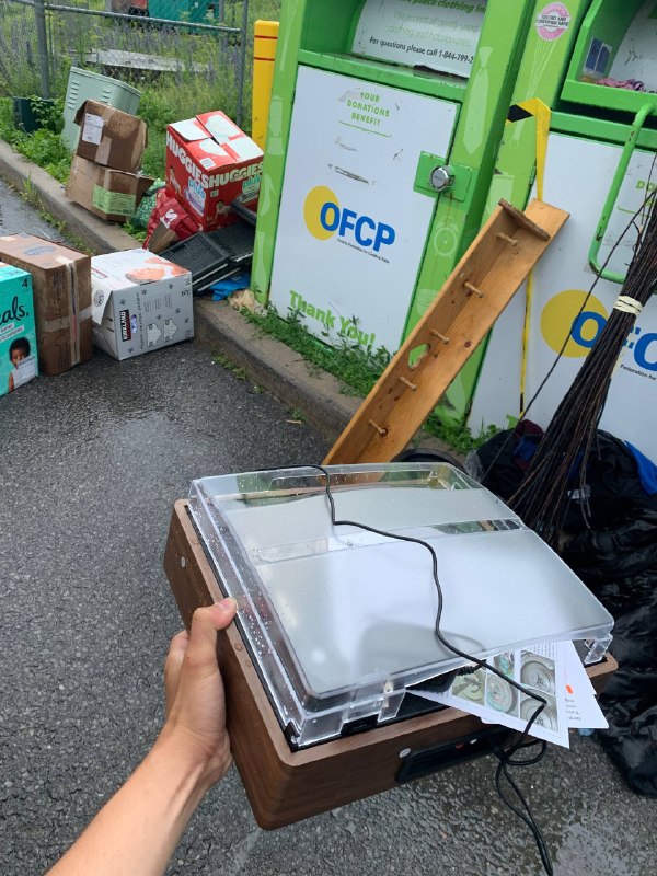 北美这里的二手超市，商品基本都是自发捐赠，一部分收入会被用作慈善，附近的垃圾桶附近里也经常能碰碰运气，许多人死在附近，这不捡到个别人不要的点唱机👤 来自