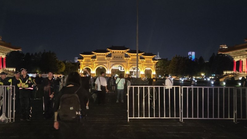 2026年6月4日夜晚，台湾🇹🇼台北，天下了滂沱大雨在这人神共愤的日子里，学习墙国小编去自由广场附近，在通用讲华语为数不多的自由地区悼念六四惨案37周年希望中国人民能够推翻共产党，讲出历史真相，有朝一日为这一天昭雪，两岸永远和平🙏2026年6月4日夜晚，台湾🇹🇼台北，天下了滂沱大雨在这人神共愤的日子里，学习墙国小编去自由广场附近，在通用讲华语为数不多的自由地区悼念六四惨案37周年希望中国人民能够推翻共产党，讲出历史真相，有朝一日为这一天昭雪，两岸永远和平🙏