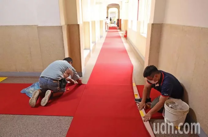 立法院今天就开始在大门口到院长室铺设红地毯迎接重要外宾