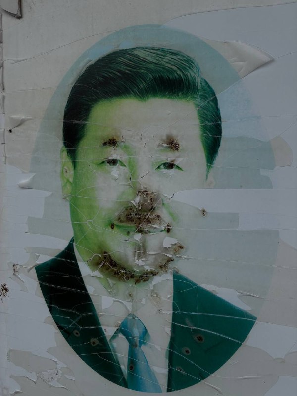 浙江某地村广场，习近平照片被涂鸦浙江某地村广场，习近平照片被涂鸦