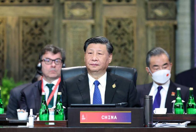 为了参加国际会议，你包竟然亲自脸上抹粉了
