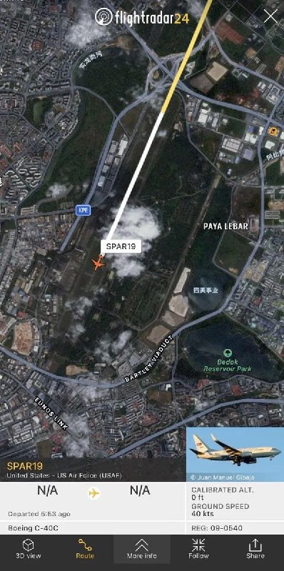 根据飞行航班信息平台FlightRadar24数据，据信是美国众议院议长佩洛西搭乘的C-40C专机（呼号SPAR19）于北京时间8月1日凌晨4时20左右抵达新加坡巴耶利峇空军基地