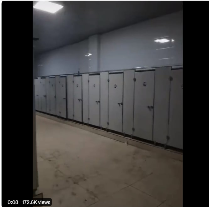 在厕所打地铺的中国人在厕所打地铺的中国人