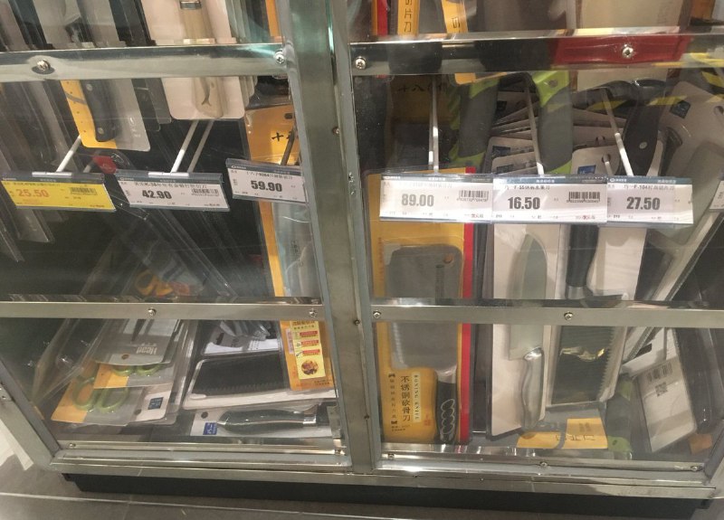深圳华润万家，上个月开始刀具柜台全部上锁，需登记个人信息后找工作人员开锁选取