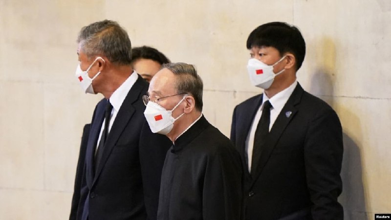 《民族服饰》中国国家副主席王岐山获得英国方面准许瞻仰女王灵柩
