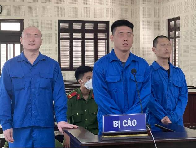 3名中国男子因在越南绑架勒索同胞获刑8月3日下午，越南岘港市人民法院一审审理了一起绑架勒索案，3名中国籍被告在越南绑架了2名同胞，通过殴打并威胁要杀害他们等暴力方式，勒索了受害人15.5亿越南盾