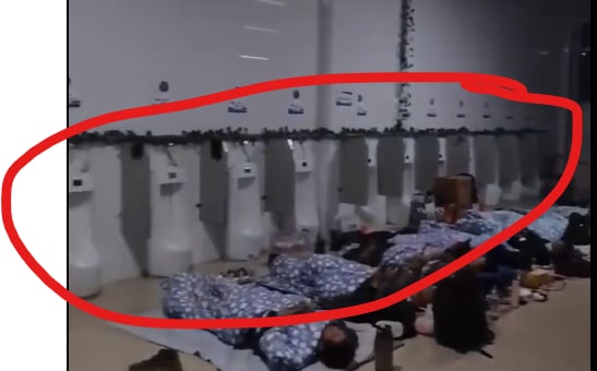 在厕所打地铺的中国人在厕所打地铺的中国人