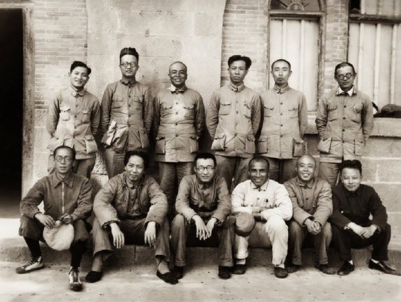 延安时期中共领导集体换妻/婚姻情况一览表毛泽东45岁娶24岁江青，结婚4次叶剑英结婚9次，夫妻年龄差60岁贺龙45岁娶26岁妻子，结婚5次朱德43岁娶17岁康克清，结婚6次刘伯承50岁娶27岁妻子，结婚6次陈毅36岁娶45岁妻子，结婚4次邓小平35岁娶25岁妻子，结婚5次彭德怀44岁娶19岁妻子，结婚3次聂荣臻39岁娶19岁妻子，结婚3次罗荣桓33岁娶24岁妻子，结婚3次徐向前35岁娶23岁妻子，结婚2次林彪35岁娶19岁妻子，结婚2次李富春35岁娶23岁妻子，结婚3次博古29岁娶19岁妻子，结婚2次陆定一40岁娶20岁妻子，结婚2次国军在前线浴血抗日，他们却在延安窑洞里换妻享乐…