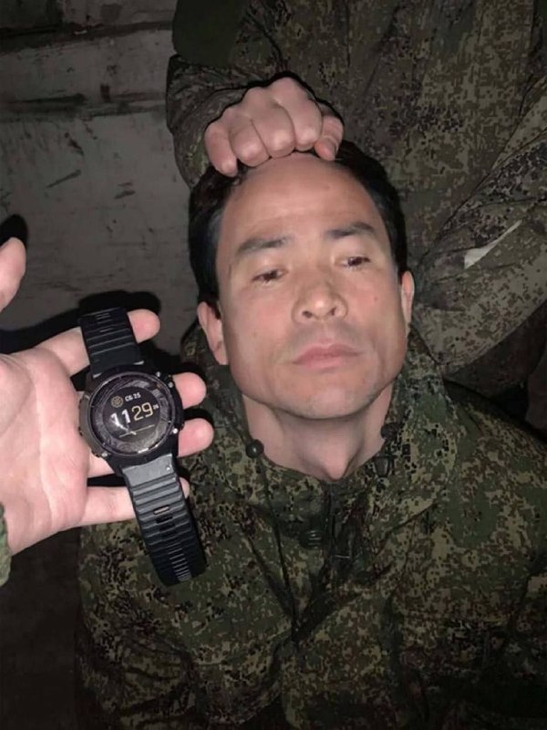 一些朝鲜士兵一直在偷偷地从俄罗斯士兵那里偷东西