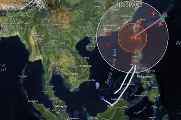 最新卫星图像显示美空军E-8C战场指挥机来了，US Navy美国海军部长也抵达了夏威夷，卫星捕获美海军里根号航母编队还在南海By
