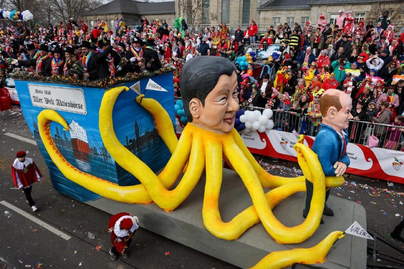 讨厌！又辱华了！昨天的科隆 Rosenmontag 花车大游行，习大大被丑化打造成一条八爪鱼，严重辱华，坚决抗议！爹也被乳了，爱上了别的男人By