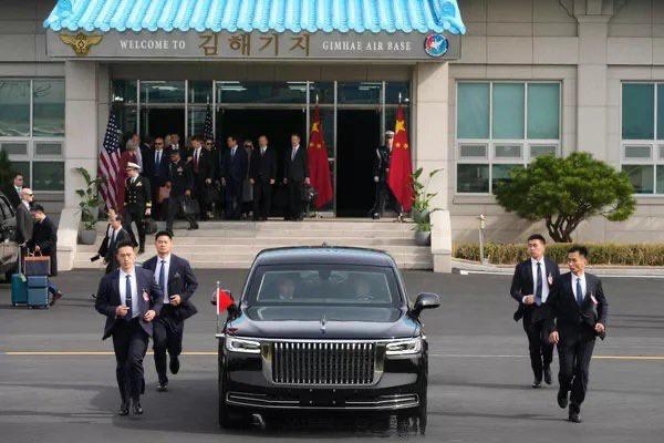 安保風格雷同，只是保鏢數量不及金正恩🕶️ 匿名投稿安保風格雷同，只是保鏢數量不及金正恩🕶️ 匿名投稿