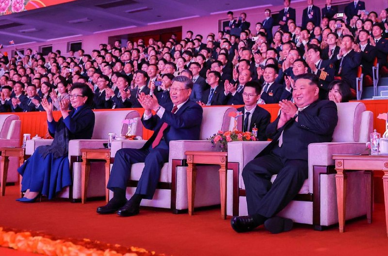 在访问朝鲜文艺演出中，习近平首次被拍佩戴眼镜，凸显斯文小学博士范