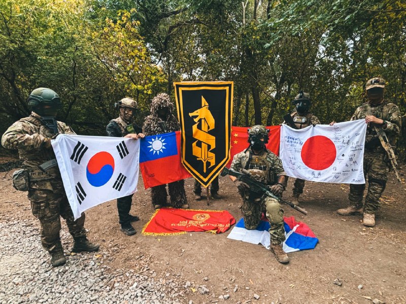 东亚人民大团结，抗击侵略者😁😎 匿名投稿