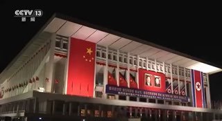 聖上與金正恩身後，官員們集體鼓掌，動作整齊劃一，節奏精準得彷彿誤差不超過 0.1 秒，猶如有一個無形的節拍器在背後指揮