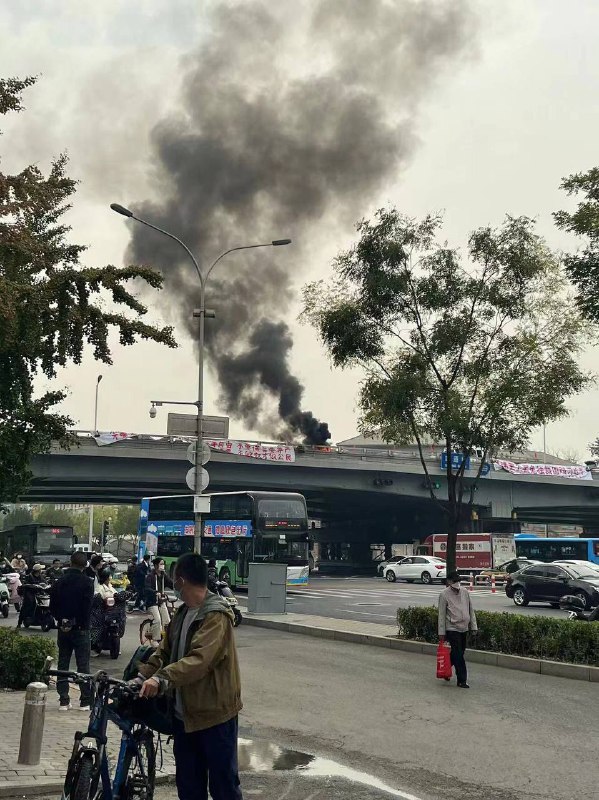 在中共20大召开前夕这个极度敏感时刻，13日上午北京海淀区四通桥有人挂出横幅呐喊，现场升起黑烟