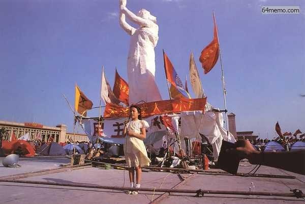 89年6月1日，六一儿童节，广场学生指挥部请小朋友在天安门广场民主女神像下过节，并开放广场 学生指挥部所在地纪念碑基座让儿童参观，送礼物给儿童
