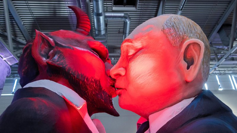 讨厌！又辱华了！昨天的科隆 Rosenmontag 花车大游行，习大大被丑化打造成一条八爪鱼，严重辱华，坚决抗议！爹也被乳了，爱上了别的男人By