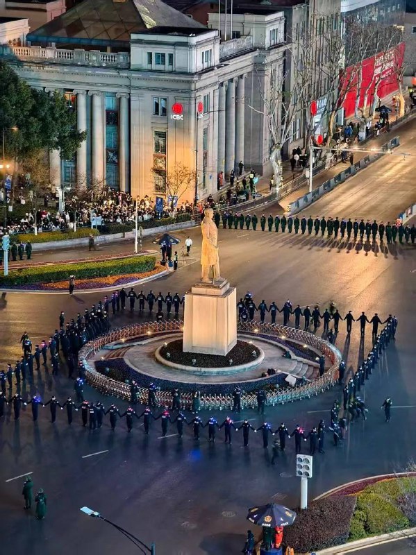 繼解放軍「圍臺」之後，跨年夜的南京，換成了人民警察「圍孫文」