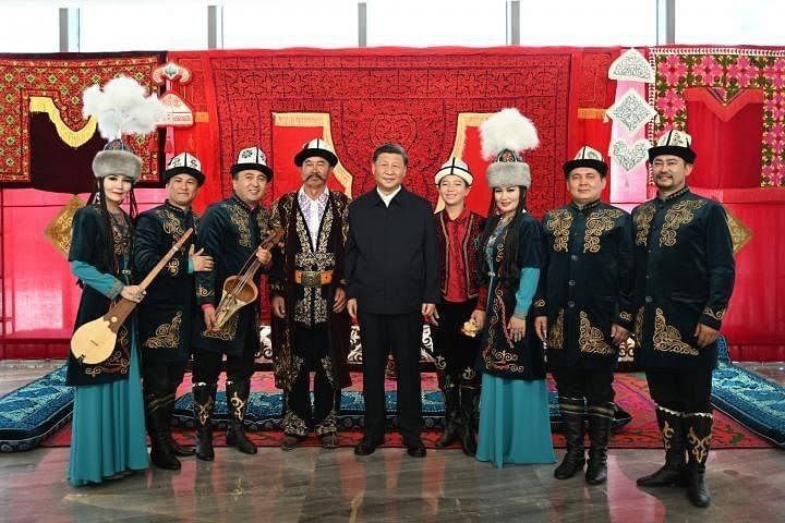 习近平同志萨格尔王本人与《玛纳斯》非物质文化遗产传承人合影留念