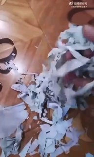 10月8日，吉林敦化一学生家长反映校服质量太差，引发广泛关注
