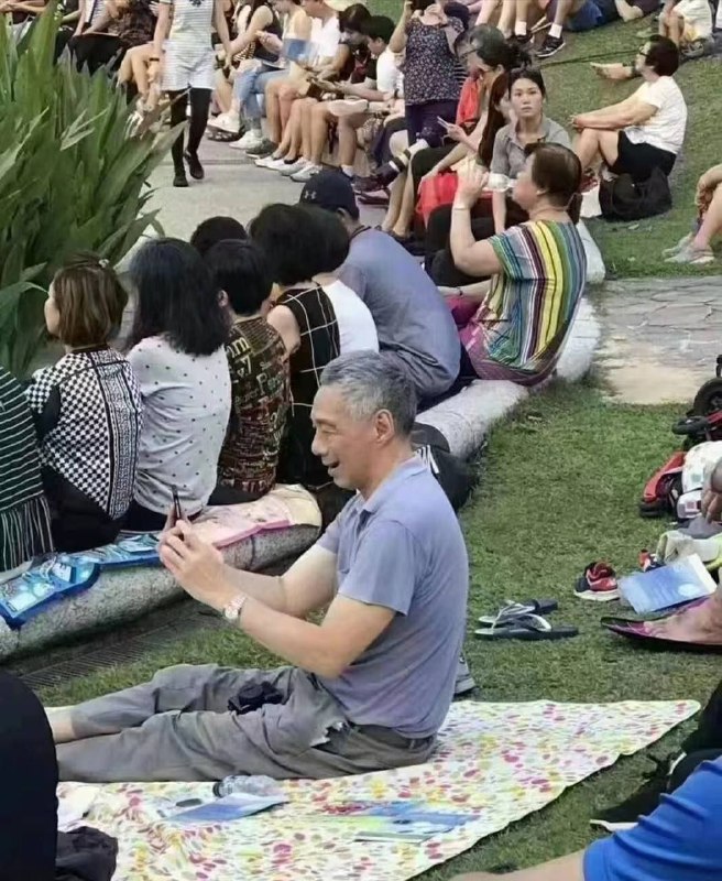 他居然不带保镖不清场，活得不如中国一个县城小官😂By
