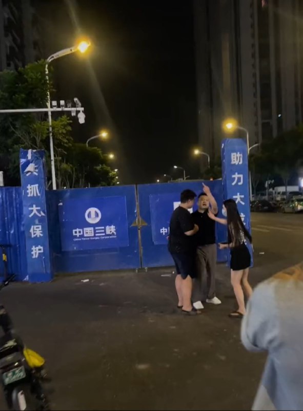 #黄俄 #迷惑行为大赏安徽阜阳，一乌克兰女子，被当地街头男无端疯狂喷粪比划中指