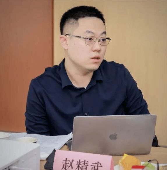 在央视带头批斗 #户晨风 的御用评论员 #赵精武 教授在知乎亲自举报说他在用苹果🍎电脑的网友，并威胁不排除提起诉讼！在央视带头批斗 #户晨风 的御用评论员 #赵精武 教授在知乎亲自举报说他在用苹果🍎电脑的网友，并威胁不排除提起诉讼！